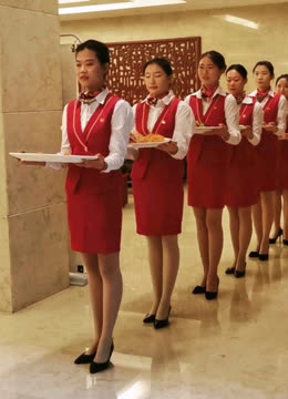 優(yōu)雅的流動藝術(shù) 實拍酒店服務(wù)生上菜禮儀的規(guī)范與美感