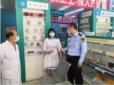 筑牢校園安全防線 甘肅省榆中縣市場(chǎng)監(jiān)管局開(kāi)展學(xué)校周邊藥械安全專(zhuān)項(xiàng)檢查